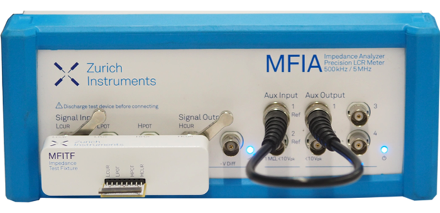 図2：MFITFフィクスチャとAUX入力1を短いBNCケーブルでAUX入力1に接続したMFIA