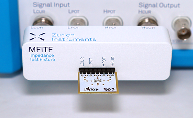 図3：MFITF フィクスチャに挿入された低容量（1fF）キャリアに取り付けられた 100pF SMD コンデンサの写真