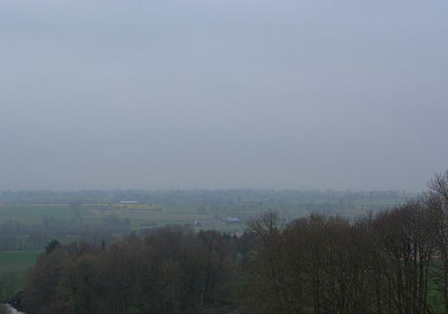 霧に包まれた田園風景の可視光の画像