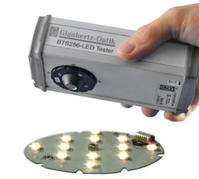単一LED の光束、スペクトル、色、および演色評価指数の測定用のBTS256-LED
