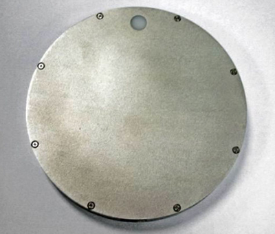 直径117.6mm x 厚さ12.7mmの薄型UV放射計　背面にコサイン補正付きの受光部