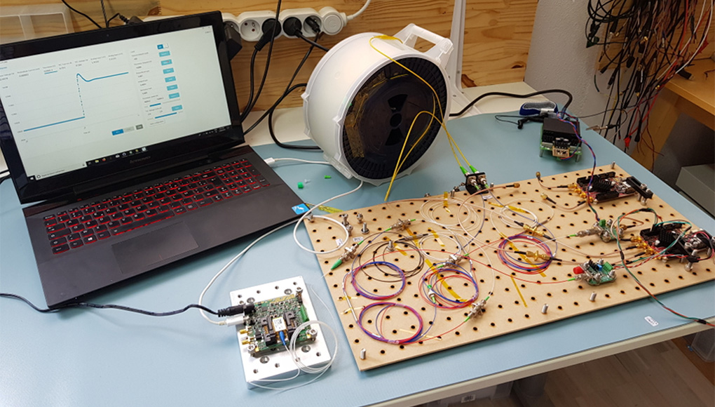 電流ノイズはレーザーの線幅にどのように影響するか？