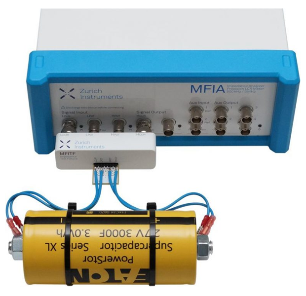 図2：インピーダンステストフィクスチャ（MF-ITF）を介して MFIA に接続されたスーパーキャパシタ